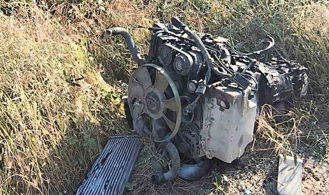 Servis minibüsünün lastiği patladı, direğe çarptı: 6 yaralı