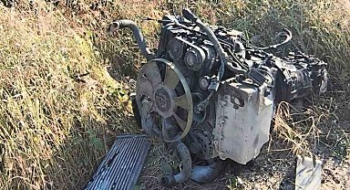 Servis minibüsünün lastiği patladı, direğe çarptı: 6 yaralı