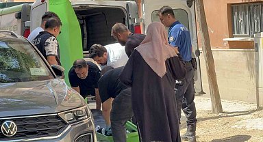 Seslendikleri annelerini yatağında cansız buldular