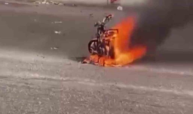 Seyir halindeki motosiklet alevlere teslim oldu