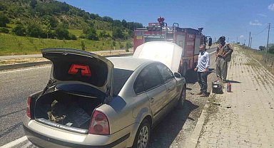 Seyir halindeki otomobil alev aldı