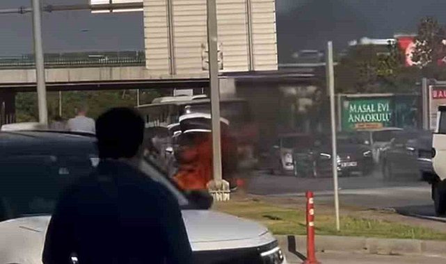 Seyir halindeki otomobil alev topuna döndü