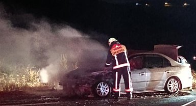 Seyir halindeki otomobil alevlere teslim oldu