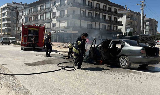 Seyir halindeki otomobil yandı