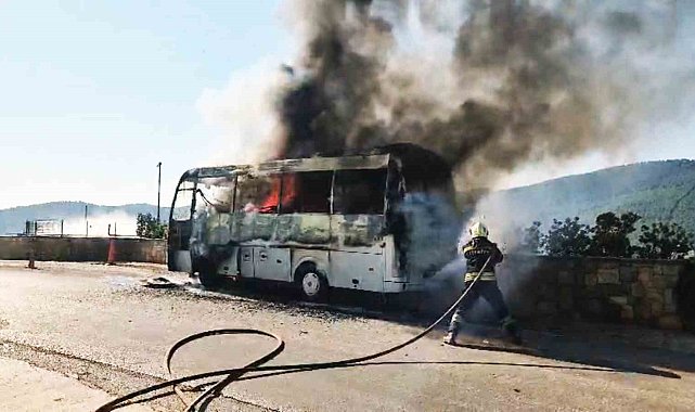 Seyir halindeki servis midibüsü alev alev yandı