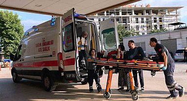 Seyir halindeyken fenalaşan motosiklet sürücüsü park halindeki araca çarptı