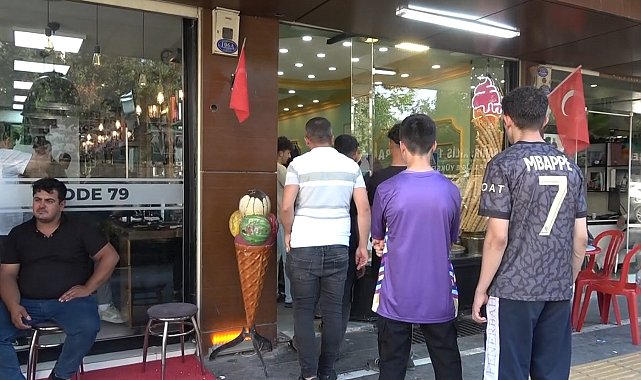 Sıcak havalarla dondurma satışları arttı, 3. kuşak dondurmacıda kuyruk oluştu