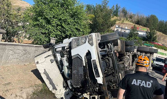 Siirt'te tır ile otomobil çarpıştı: 4 yaralı