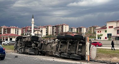 Silobas ile otomobil çarpıştı: 2 yaralı