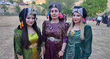 Şırnak'ta yüz yıllardır süren gelenek: Başlara takılan puşiler, düğünlere renk katıyor