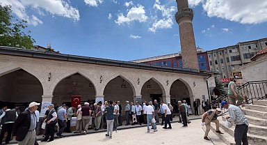 Sivas'ta cami cemaatine aşure ikram edildi