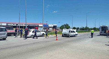Sivas'ta iki otomobil çarpıştı: 2 yaralı