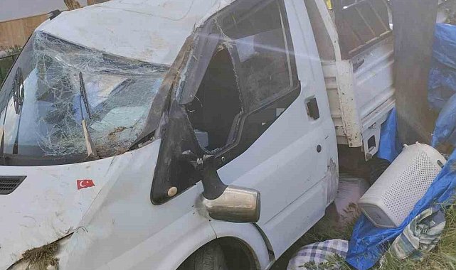 Sivas'ta kontrolden çıkan kamyonet duvara çarptı: 4 yaralı