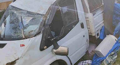Sivas'ta kontrolden çıkan kamyonet duvara çarptı: 4 yaralı
