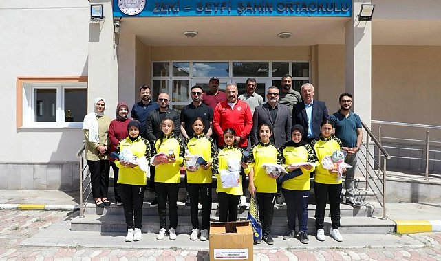 Sivas'ta spor yapan okullara malzeme desteği