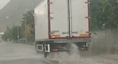 Sivrihisar'da sağanak etkili oldu, sürücüler zor anlar yaşadı