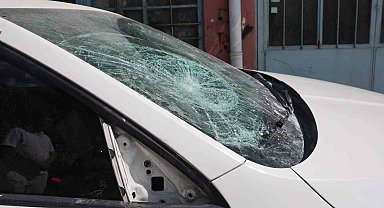 Sokağa park ettiği milyonluk otomobilini komşusu parçaladı