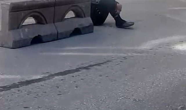 Sokak ortasında hareketsiz duran şahıs tedirginliğe yol açtı