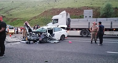 Solhan'da tır ile otomobil kafa kafaya çarpıştı: 3 yaralı