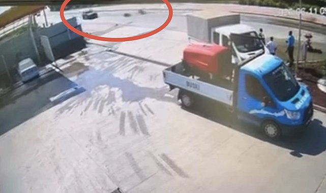 Su birikintisine giren motosiklet sürücüsü, ölümden döndü