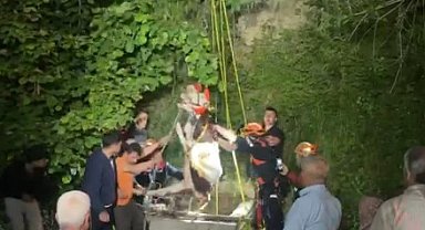Su kuyusuna düşen inek, saatler süren çalışma sonrasında kurtarıldı