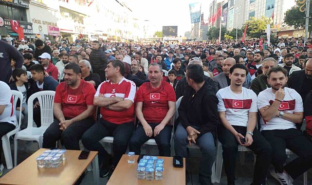 Sultanbeyli Kent Meydanı'nda vatandaşlar milli takım için tek yürek oldular