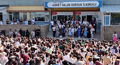 Sultanbeyli'de 37 yıllık öğretmene duygu dolu uğurlama: Öğrencilerinden konfetili sürpriz