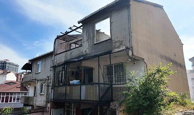 Sultanbeyli'de izolasyon malzemeleri tutuşan çatı alevlere teslim oldu