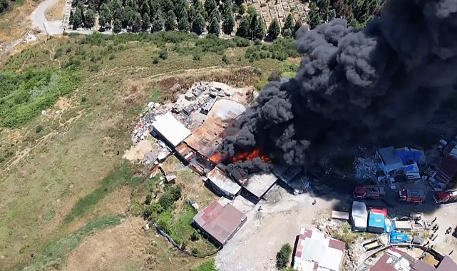 Sultangazi'de 2 hafta önce yanan plastik eşya deposundan yeniden alevler yükseldi
