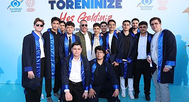 Sultangazi'de lise öğrencilerinin mezuniyet coşkusu