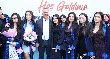 Sultangazi'de lise öğrencilerinin mezuniyeti coşkuyla kutlandı