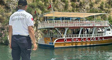 Sürüklenen teknedeki turistleri jandarma tahliye etti