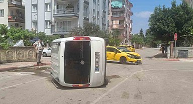 Taksi ile çarpışan hafif ticari araç yan yattı: Sürücünün burnu bile kanamadı