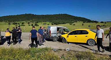 Taksi ile hafif ticari araç çarpıştı: 4 yaralı