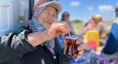 Tarlada yoruluyorlar odun ateşinde matarada çayla dinleniyorlar