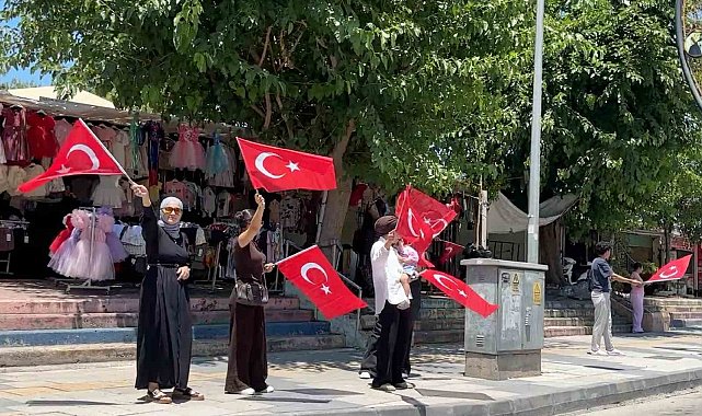 Tarsus'ta milli heyecan caddelere taştı