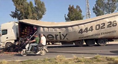 Tarsus'ta sebze meyve yüklü tırın çadırı yırtıldı, ürünler yola savruldu