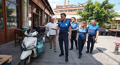 Tarsus'ta zabıtadan esnafa ortak kullanım alanı bilgilendirmesi