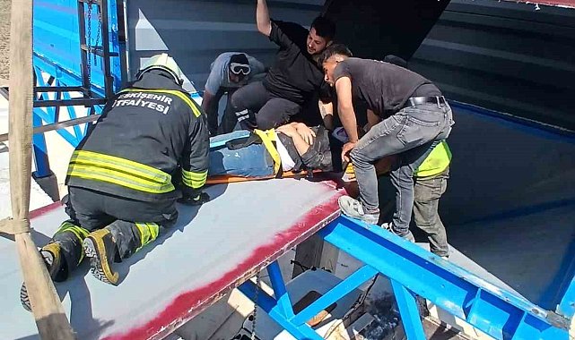 Taş kırma kuyusuna düşen 2 işçiyi itfaiyeciler kurtardı