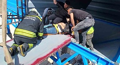 Taş kırma kuyusuna düşen 2 işçiyi itfaiyeciler kurtardı