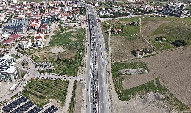 Tatil bitti, yoğunluk bitmedi: 43 ilin geçiş noktasında dönüş trafiği yaşandı