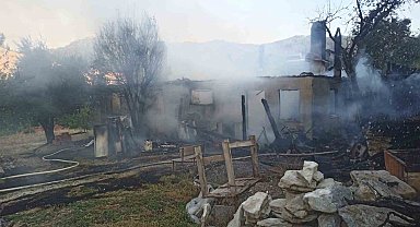 Tek katlı ev yangın sonrası harabeye döndü
