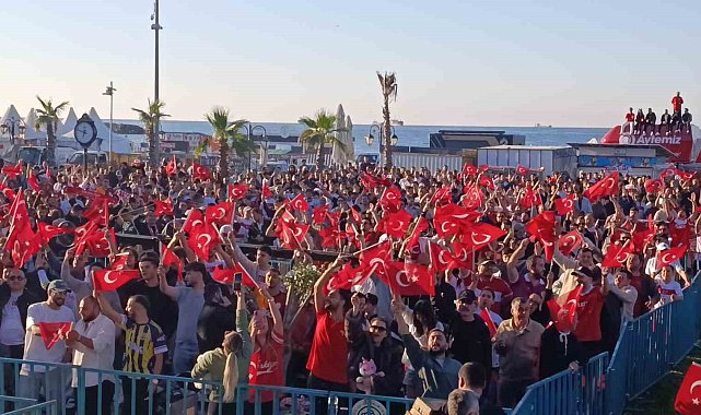 Tekirdağ'da milli coşku: Taraftarlar sahili doldurdu