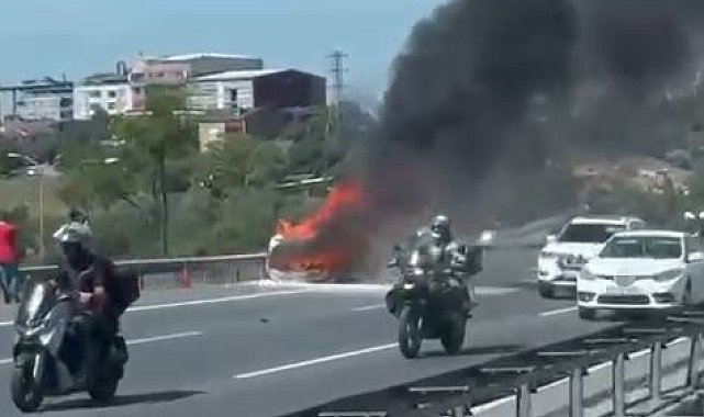 TEM Otoyolu'nda seyir halindeki aracın yanma anı kameraya yansıdı