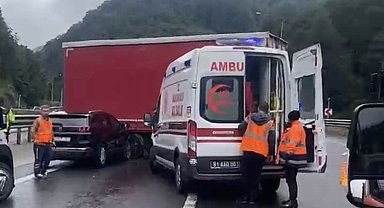 TEM Otoyolu'nda tırdan ayrılan dorseye otomobil çarptı: 2 yaralı