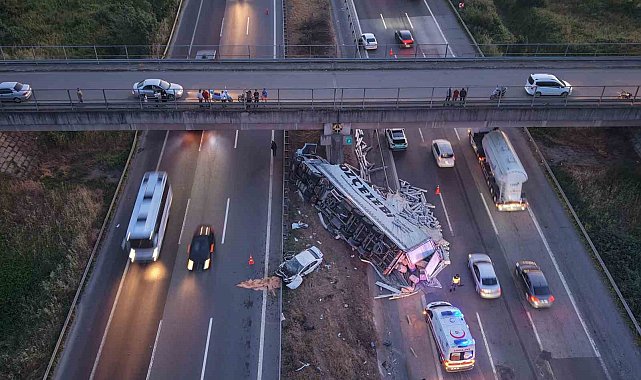 TEM'de halı yüklü tır ile otomobil çarpıştı: 6 yaralı