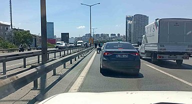 TEM'de para götüren motokurye düştü, yola saçılanları vatandaşlar topladı