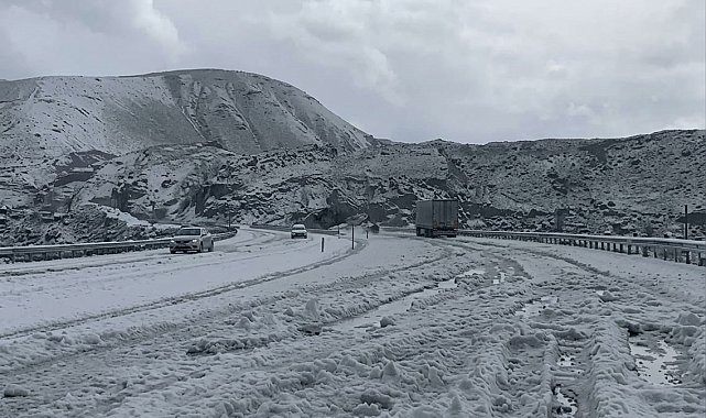 Tendürek Geçidi'nde dolu yağışı kışı aratmadı