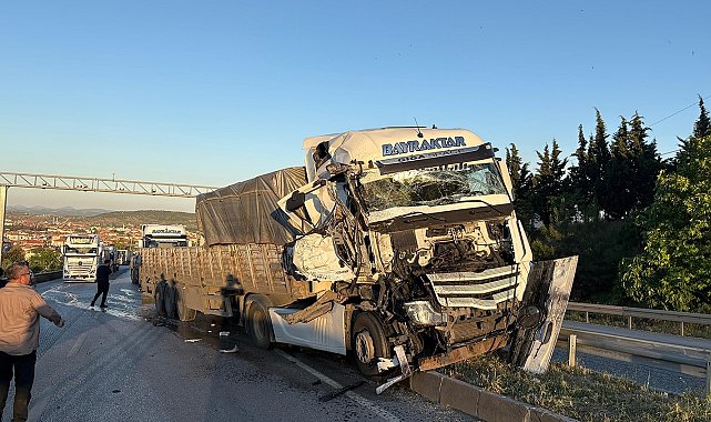 Tır başka bir tıra arkadan çarptı, yol trafiğe kapandı