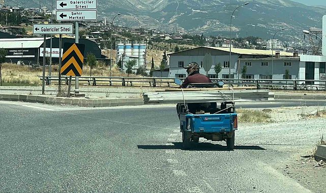 Trafikte beklerken motosiklet üzerinde oynamaya başladı
